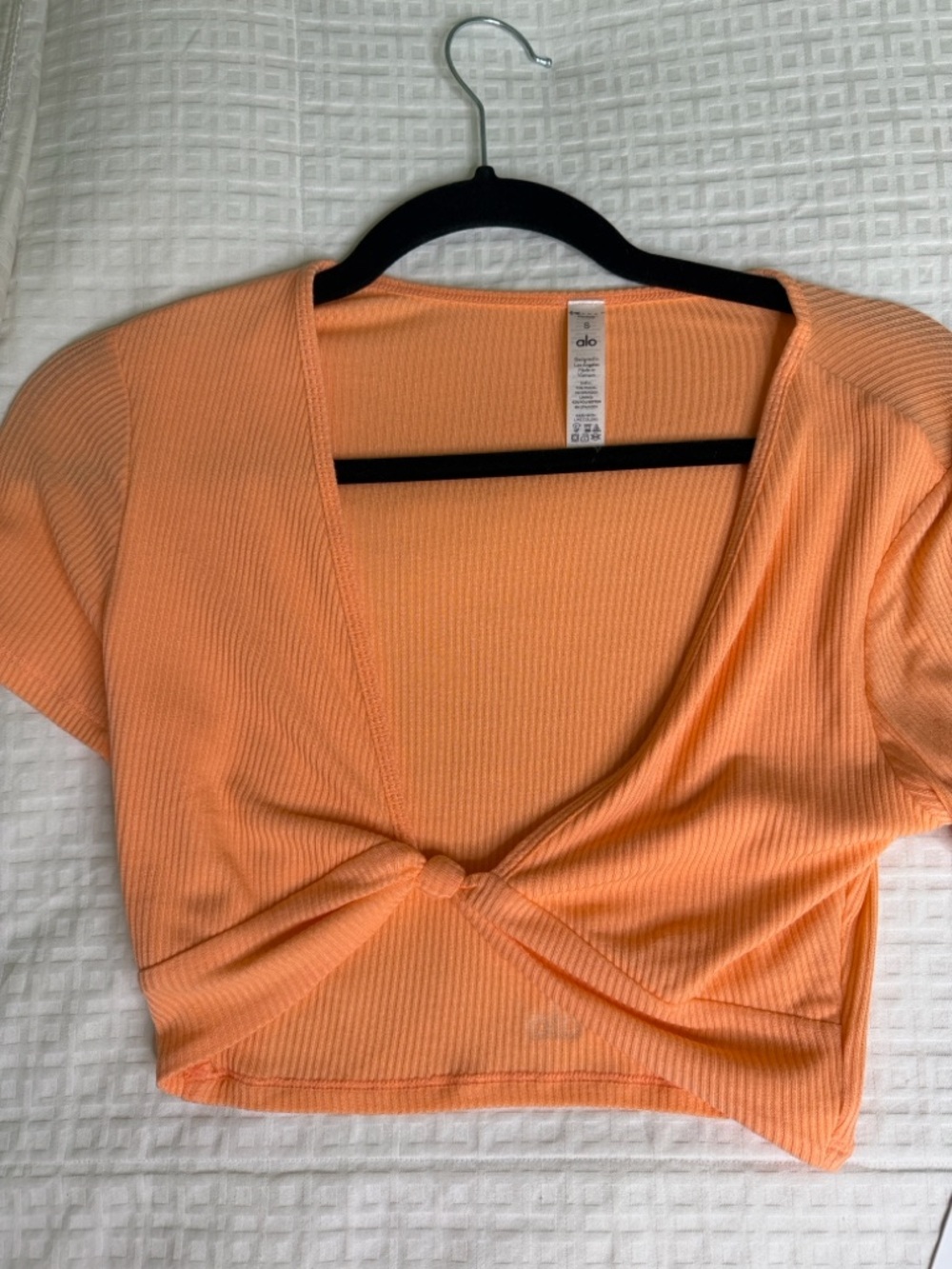 ALO Yoga Peach Knot-Front Ribbed Crop Top